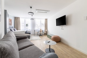 Suite XL with sofa bed | Individuell eingerichtet, Schreibtisch, laptopgeeigneter Arbeitsplatz