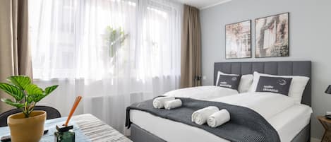 Single Suite | Muebles diferentes, escritorio y espacio para trabajar con laptop