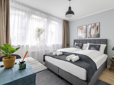 Single Suite | ๊ฐ๊ฐ ๋ค๋ฅด๊ฒ ๊ฐ๊ตฌ ๋น์น, ์ฑ
์, ๋
ธํธ๋ถ ์์
๊ณต๊ฐ, ๋ฌด๋ฃ WiFi