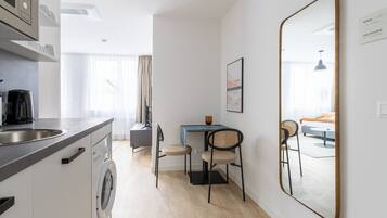 Suite L | Eget kjøkken | Kjøleskap, kaffetrakter/tekoker og spisebord