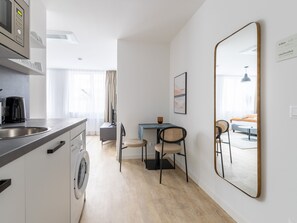 Suite L | Cuisine privée | Réfrigérateur, cafetière/bouilloire, tables à manger