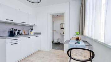 Suite M | Eigene Küche | Kühlschrank, Wasserkocher mit Kaffee-/Teezubehör, Esstisch