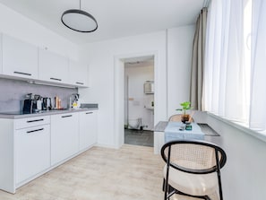 Suite M | Eigene Küche | Kühlschrank, Wasserkocher mit Kaffee-/Teezubehör, Esstisch