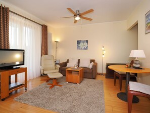 Fernseher, DVD-Player, Stereoanlage