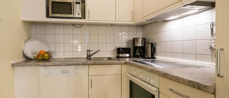 冷蔵庫、電子レンジ、オーブン、コンロ