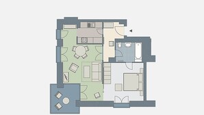 Hotellihuoneen pohjapiirros, jossa on oleskelutila, ruokapöytä, keittiö, kylpyhuone ja pieni parveke.