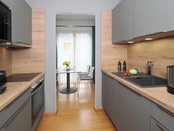Kühlschrank, Mikrowelle, Ofen, Geschirrspüler