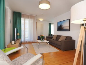 Fernseher, DVD-Player, Stereoanlage