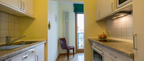 Frigorífico, microondas, horno y placa de cocina