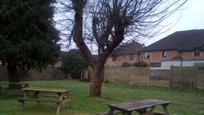 Basic Twin Room | Terrace/patio - The Crown Hotel (Swindon)
