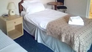 Basic Twin Room | Individually decorated, individually furnished - The Crown Hotel (Swindon)