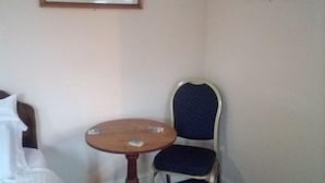 Basic Twin Room | Individually decorated, individually furnished - The Crown Hotel (Swindon)