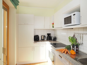 Kühlschrank, Mikrowelle, Ofen, Herdplatte