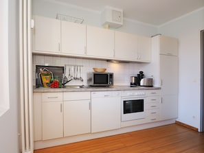 ثلاجة، ميكروويف، فرن، موقد طهي مسطح