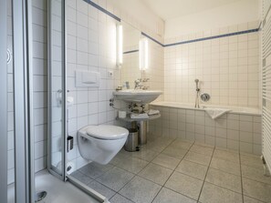 Dusch, gratis toalettartiklar och handdukar