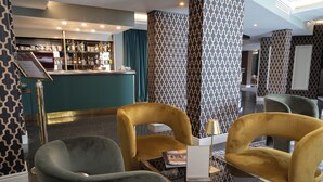 A bar area with a counter and seating. - Hotel Santa Maura (Rome)