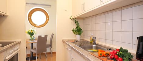 Een koelkast, een magnetron, een oven, een kookplaat