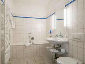 Shower, towels - 1-raum-appartement mit Balkon (Seebad Heringsdorf)