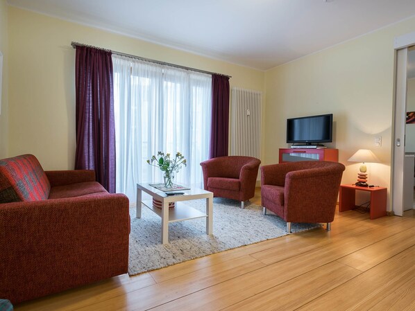 Fernseher, DVD-Player, Stereoanlage