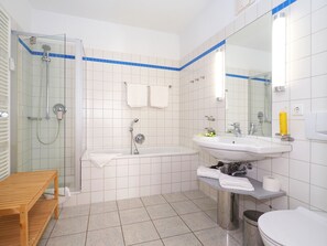 Shower, towels - Apartment with 1 bedroom and terrace (Seebad Heringsdorf)