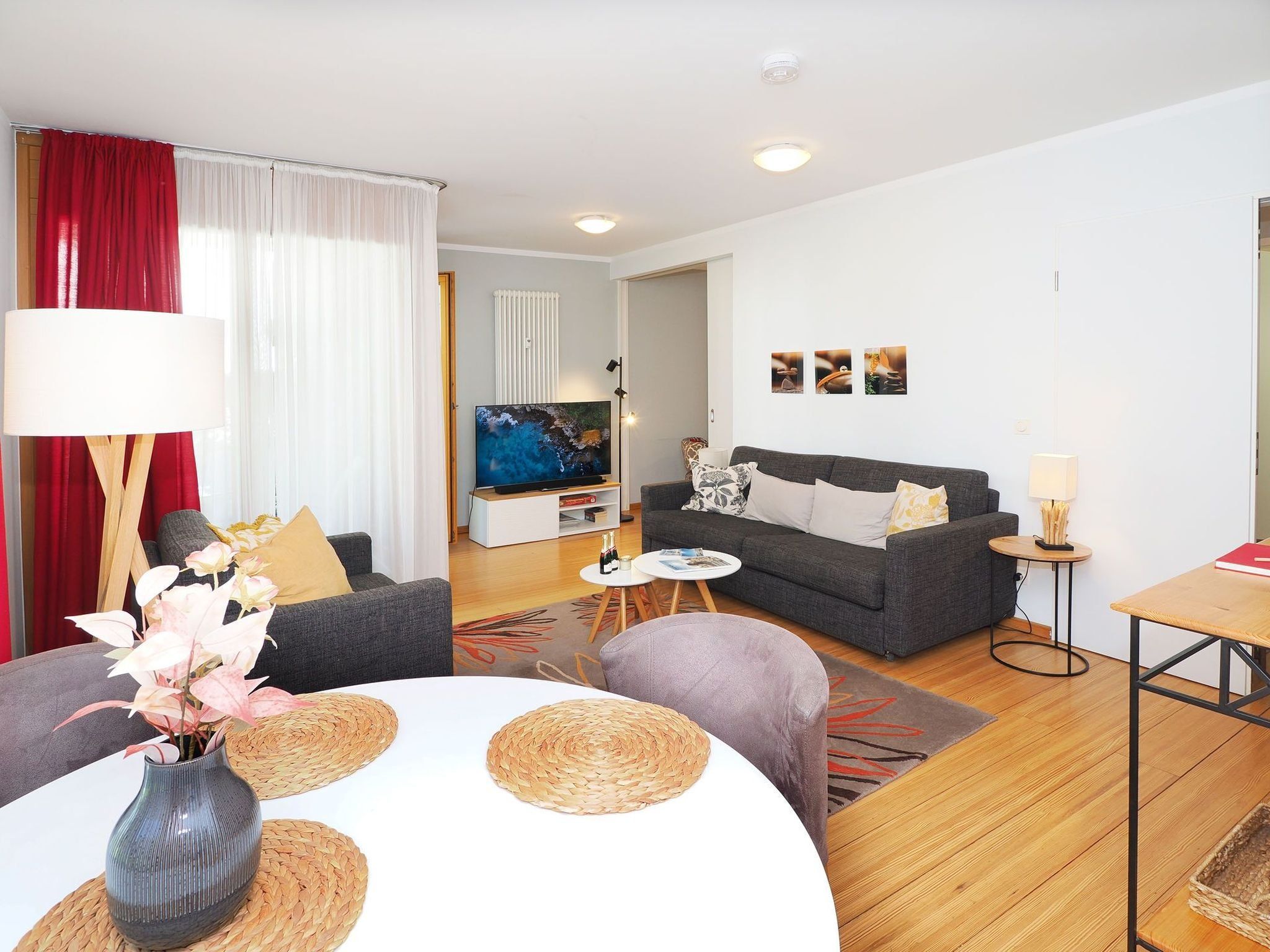 Een moderne woonkamer met een bank, salontafel en televisie.