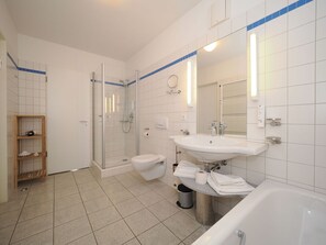 Kostenlose Toilettenartikel, Haartrockner, Handtücher