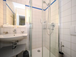 Dusche, kostenlose Toilettenartikel, Handtücher