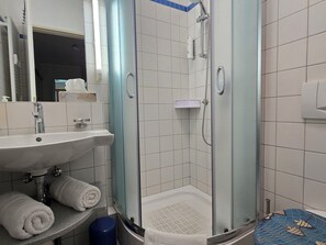 Dusch, hårtork och handdukar