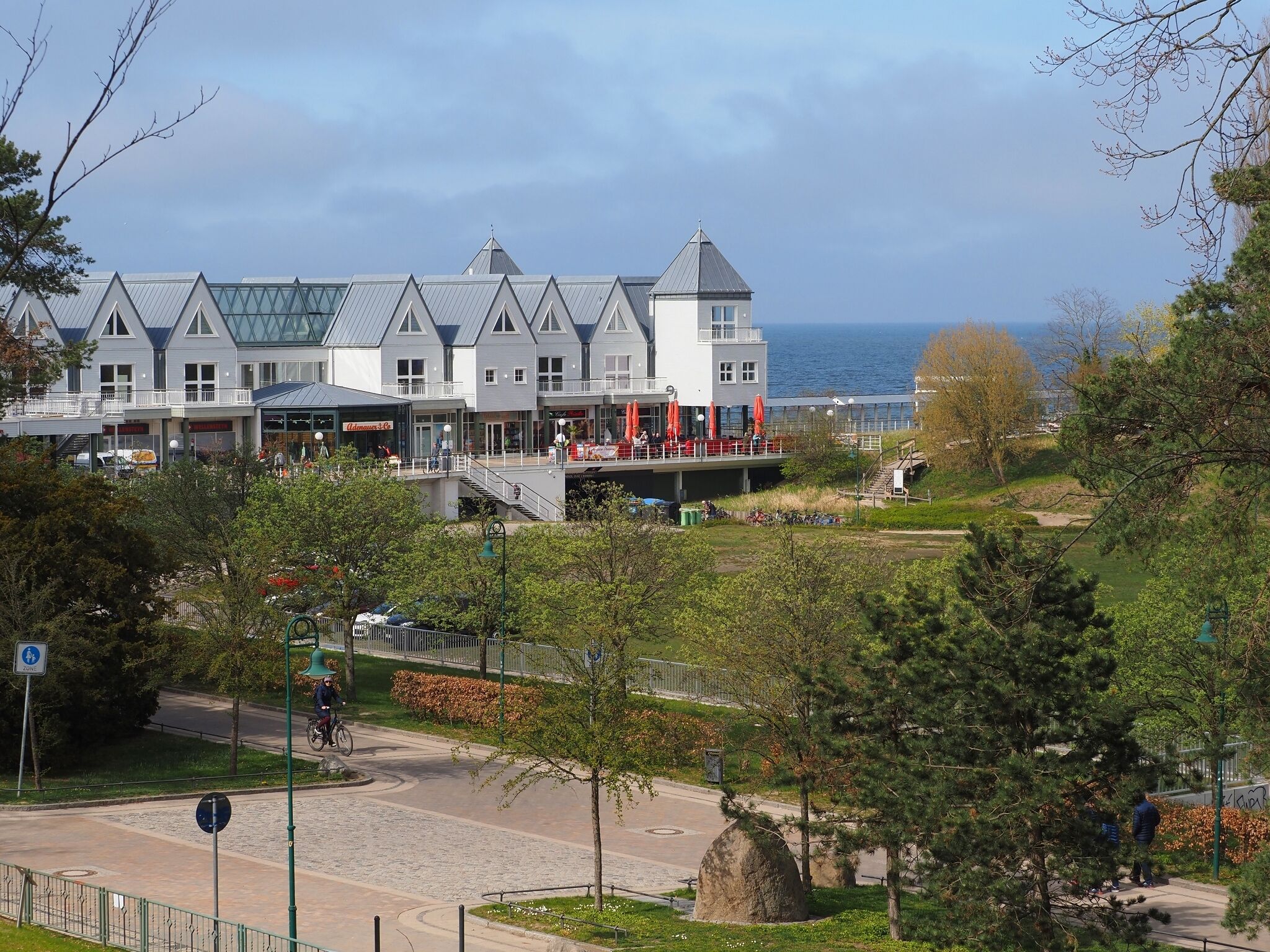 Et kysthotel med moderne arkitektur, kendetegnet ved et markant tårn og flere etager med store vinduer.