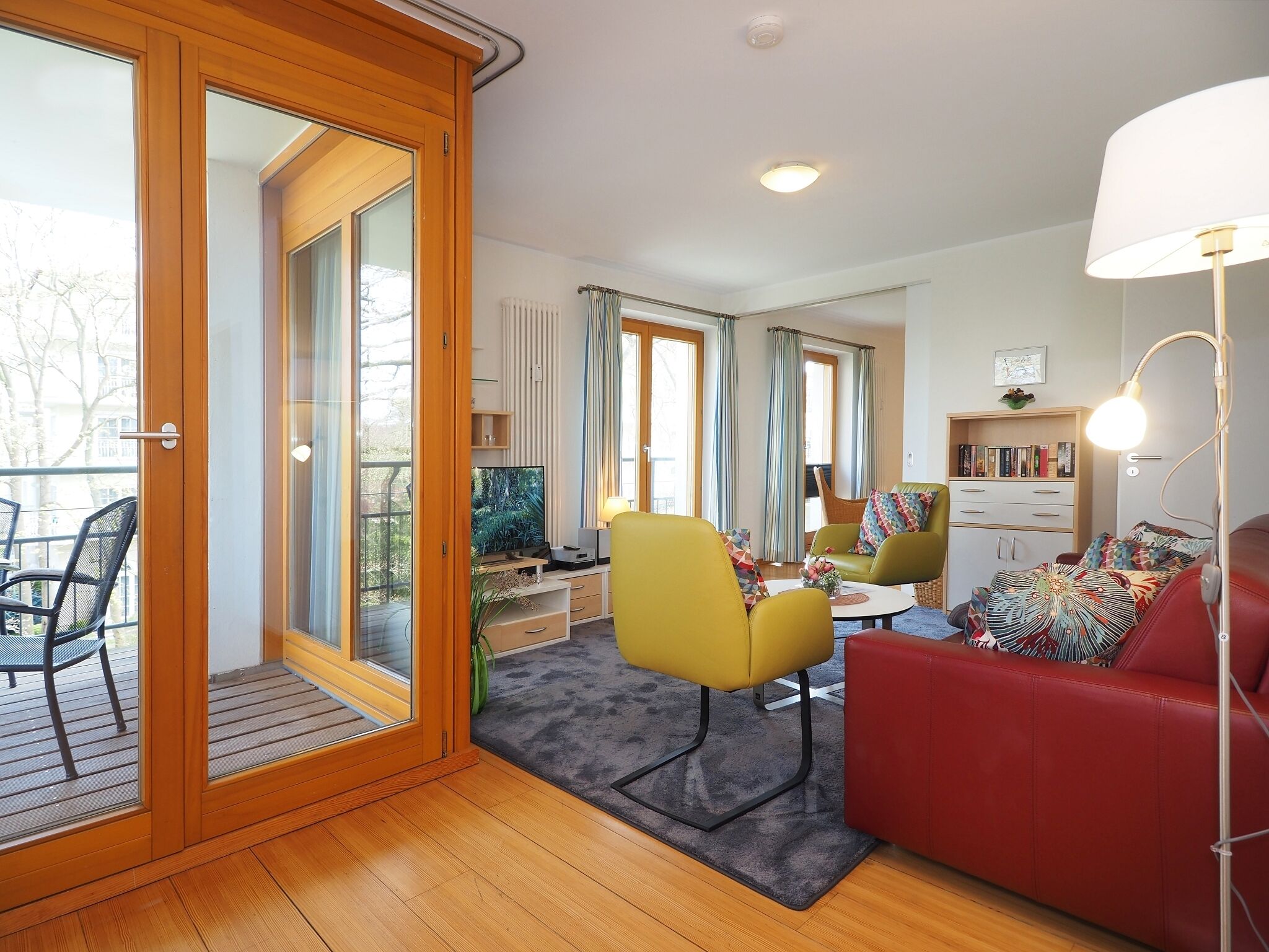 Fernseher, DVD-Player, Musikbibliothek, Stereoanlage