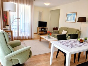 Fernseher, DVD-Player, Stereoanlage