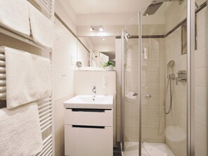 Suihku, ilmaiset hygieniatuotteet, pyyhkeet