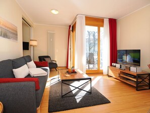 Fernseher, DVD-Player, Stereoanlage