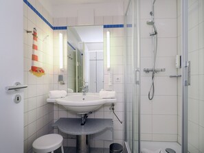 Een douche, een haardroger, handdoeken