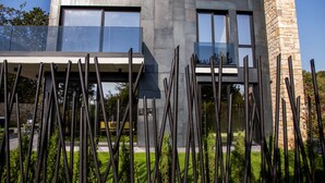 Un edificio moderno con amplios ventanales y un balcón.