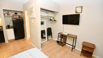 1 habitación, tabla de planchar con plancha, wifi y ropa de cama