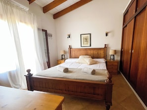 3 bedrooms, in-room safe, iron/ironing board, travel cot