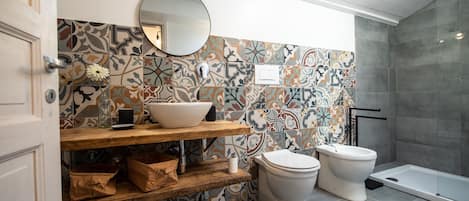 Regadera, bidet, toallas, papel de baño