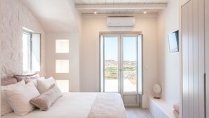 Quarto com cama, janela e porta que dá para área externa.
