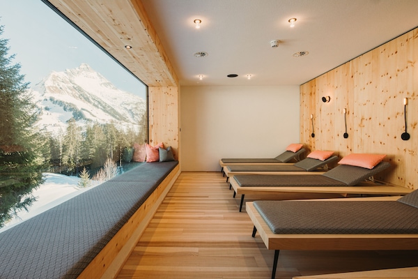 Sauna, steam room