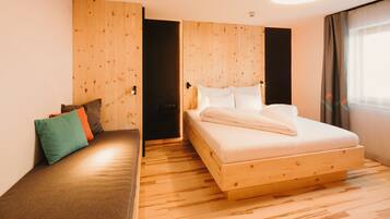 Familienstudio "Arlberg Alpin" | Allergikerbettwaren, Zimmersafe, laptopgeeigneter Arbeitsplatz