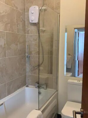 Appartement | Salle de bain | Ensemble douche/baignoire, baignoire relaxante profonde