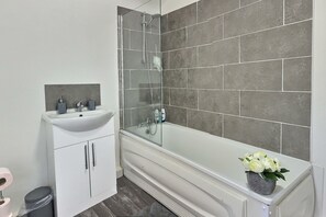 ฝักบัวในอ่างอาบน้ำ, อ่างอาบน้ำแบบแช่ตัว, ผ้าเช็ดตัว