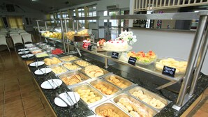 Un buffet proposant une variété de plats et une affiche indiquant une offre spéciale.