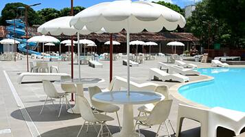 3 hồ bơi ngoài trời, mở cửa từ 9:00 đến 19:00, ghế dài tắm nắng