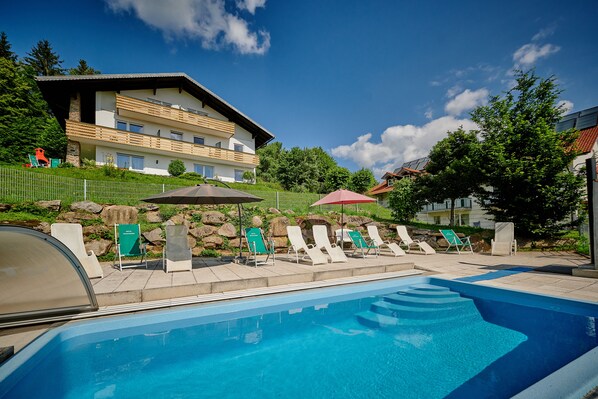 Outdoor pool - Vacation home Mariandl 25 persons - Bavarian Forest - Ski resort Sankt Englmar (Kollnburg)