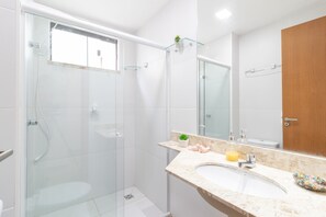 Apartment | Bathroom | Shower, towels - IM03 Apto 3 Quartos 500m da Praia e Rio (Mata de São João)