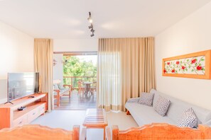 Apartamento | Zona de estar | Televisión de 32 pulgadas con canales digitales