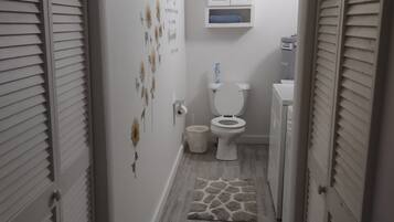 Duschwanne, Haartrockner, Handtücher, Seife