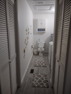 淋浴/盆浴组合、吹风机、毛巾、肥皂